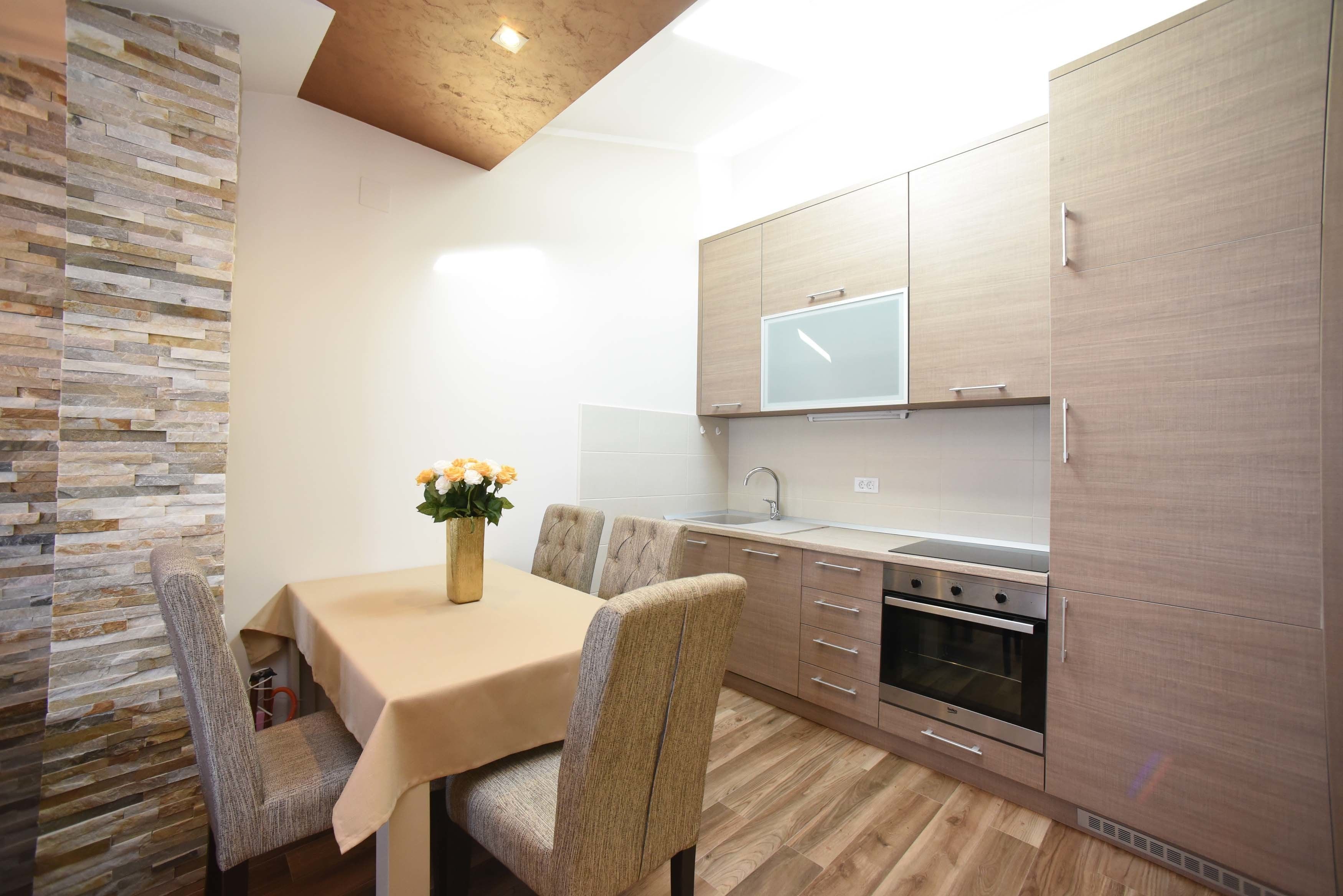 Apartamento exclusivo, 2 habitaciones, vistas al mar | Cocina privada | Frigorífico, placa de cocina, cafetera o tetera y hervidor eléctrico