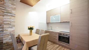 Apartamento exclusivo, 2 habitaciones, vistas al mar | Cocina privada | Frigorífico, placa de cocina, cafetera o tetera y hervidor eléctrico