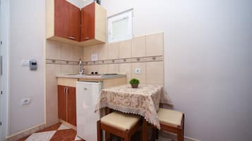 Estúdio superluxo, terraço, vista para o mar (For 2 Persons) | Cozinha americana privada | Geladeira, cooktop, cafeteira/chaleira, chaleira elétrica