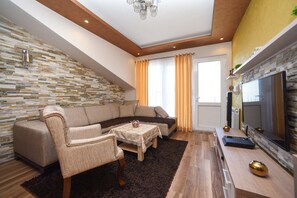 Exclusive Apartment, 2 Bedrooms, Sea View | Living area