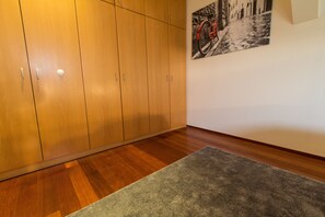 Apartamento, 2 quartos | 1 quarto, ferros/tábuas de passar roupa, Wi-Fi de cortesia