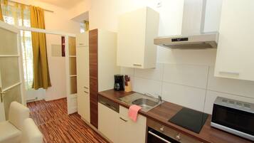 Kühlschrank, Mikrowelle, Herdplatte, Geschirrspüler