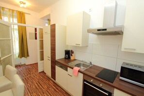 Fridge, microwave, stovetop, dishwasher