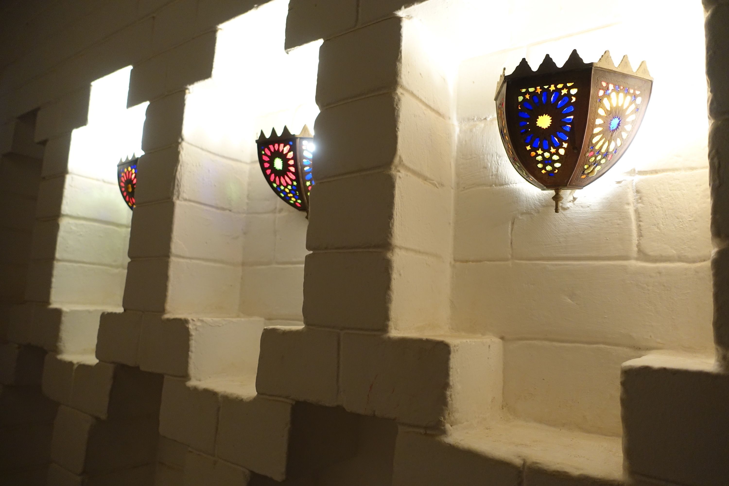 Un mur orné de trois appliques murales décoratives.