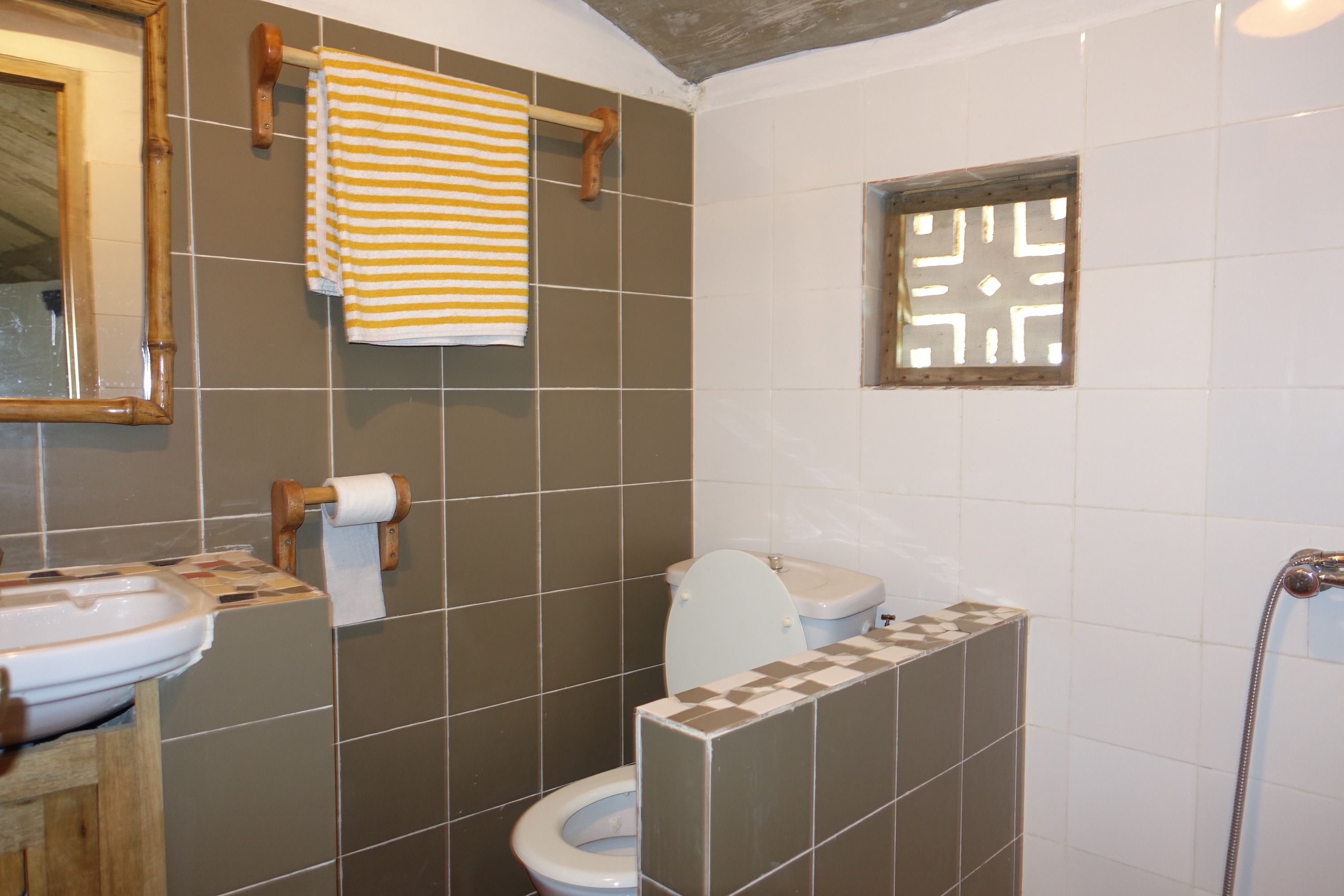 Un baño con inodoro, lavabo y ducha.