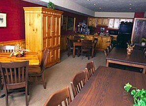 2 restoran, makan tengah hari dihidangkan