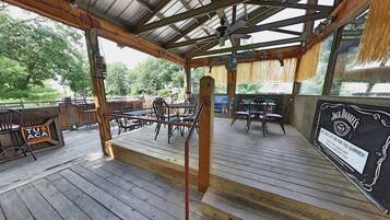 2 restaurants, lunch served