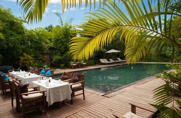 Breakfast, lunch, dinner served; pool views 