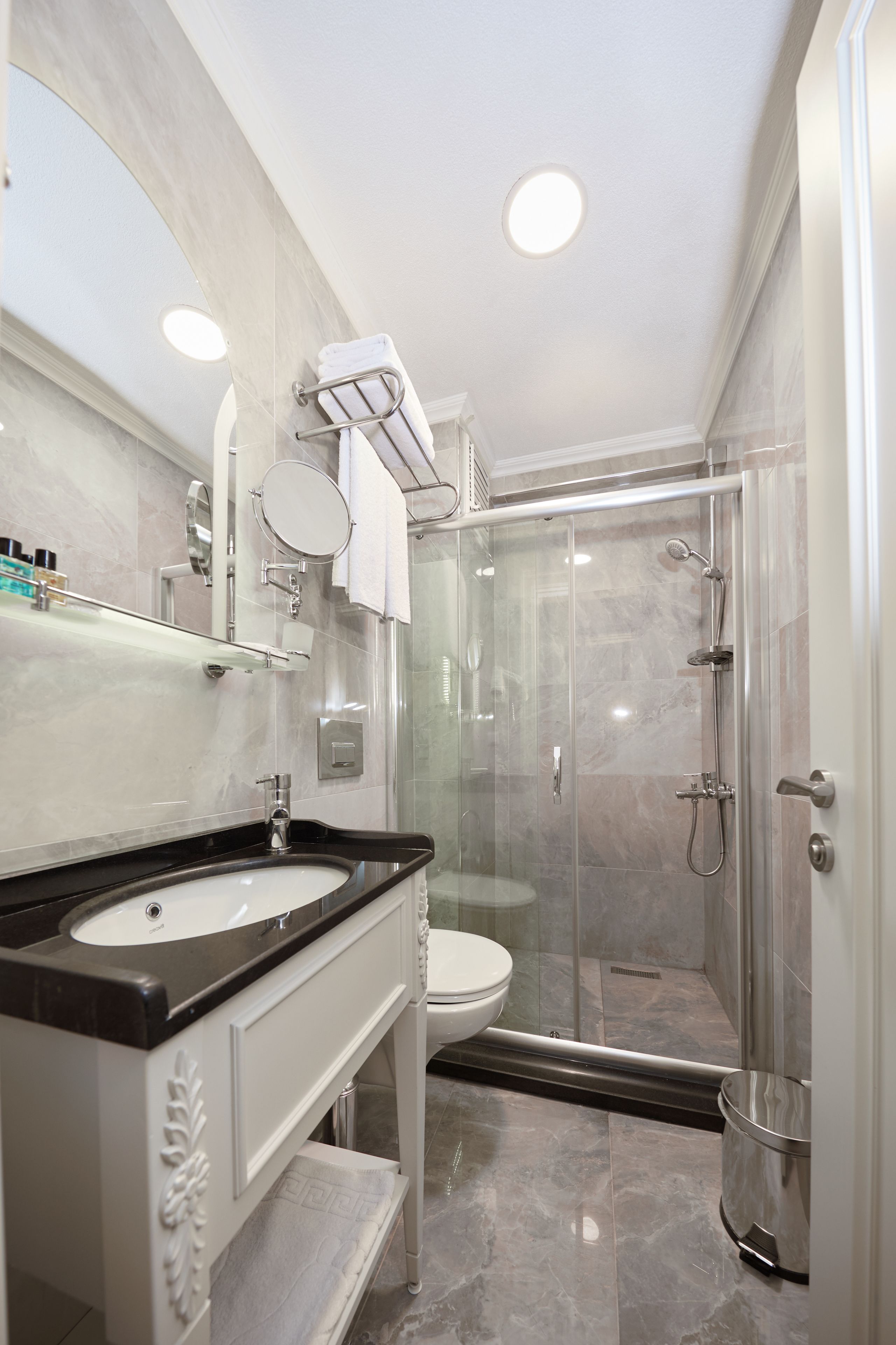 standard double room | bathroom | shower, free toiletries, hair dryer, slippers