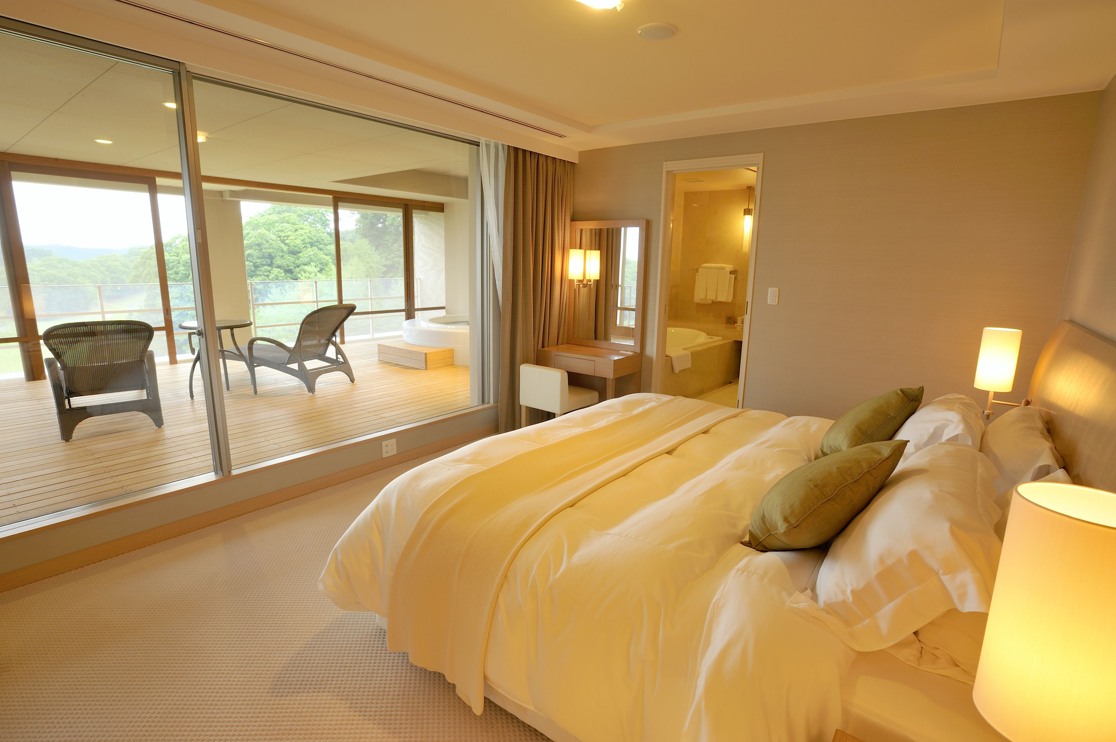 deluxe suite | premium bedding, in-room safe, desk, blackout curtains