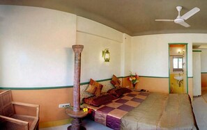 Decoración personalizada, tabla de planchar con plancha y wifi gratis 