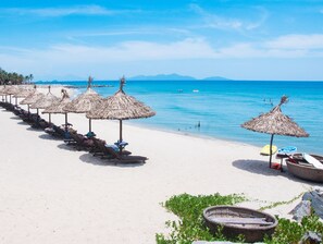 Plage à proximité, cabines gratuites, parasols, serviettes de plage