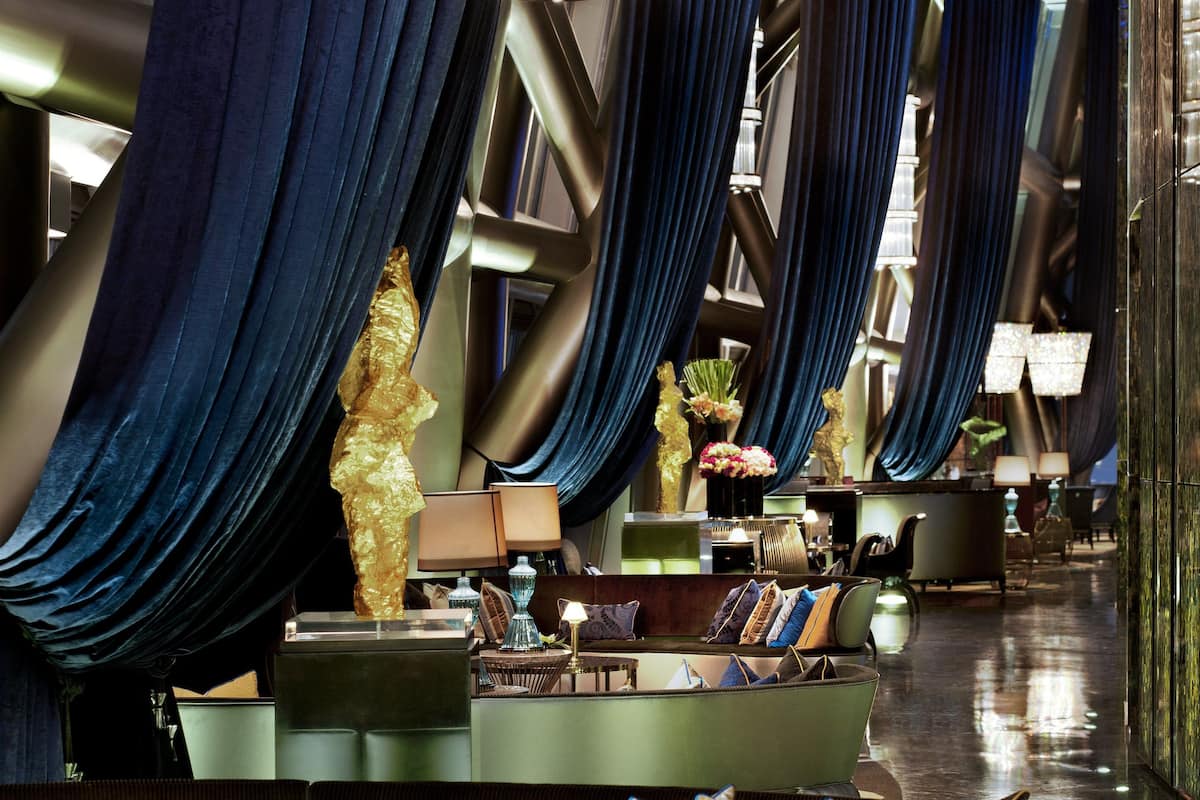 2 bars/lounges, lobby lounge