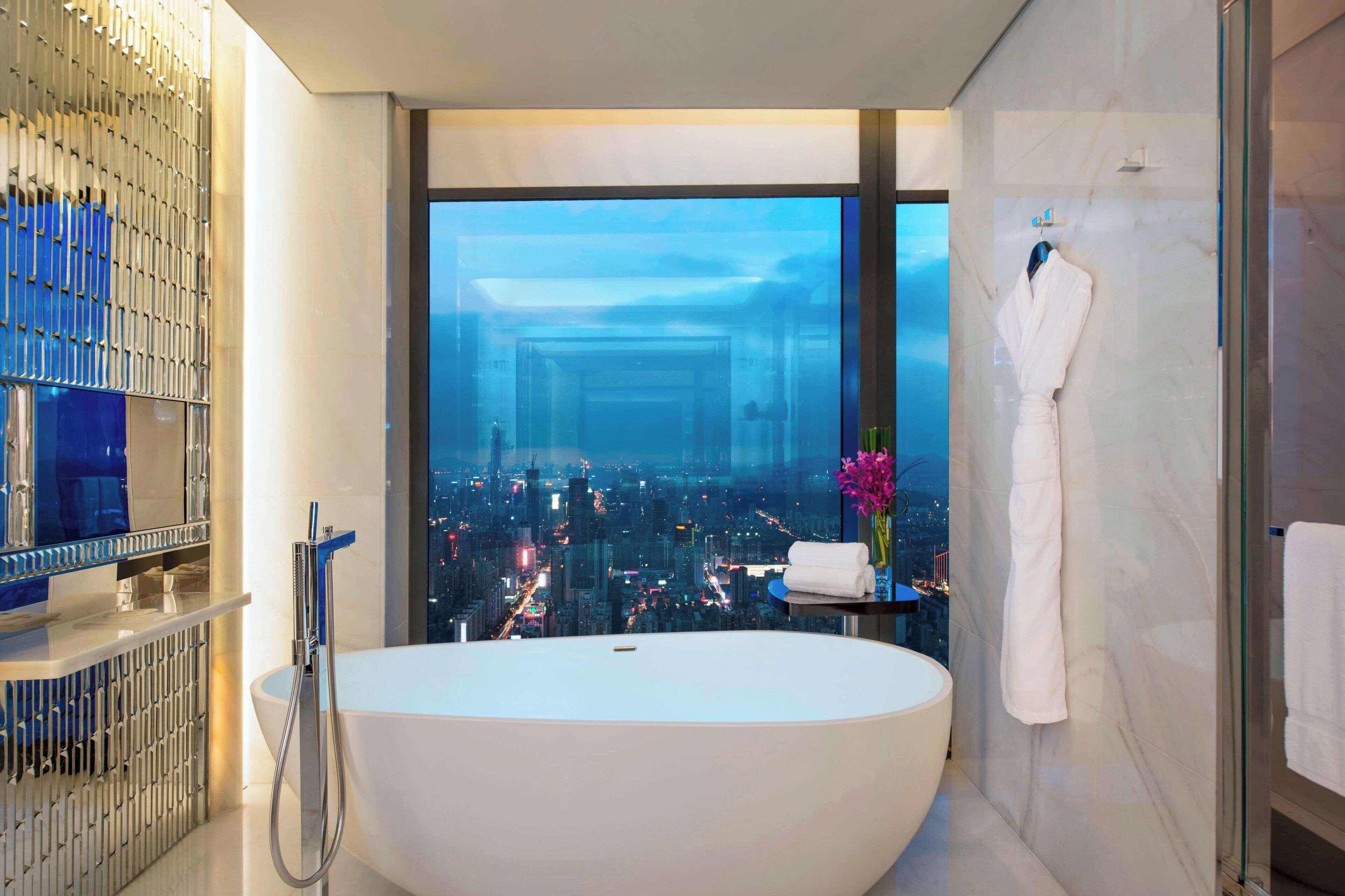 Camera, 1 letto king, vista città (Caroline Astor) | Bagno | Vasca e doccia separate, vasca da bagno a immersione totale