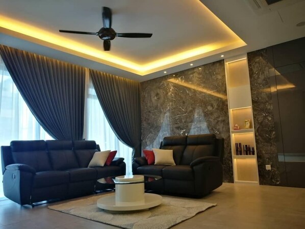 Luxury Studio Suite, 3 Bedrooms, Pool View | Living area - Casa Blanca Guest House (Malacca City)