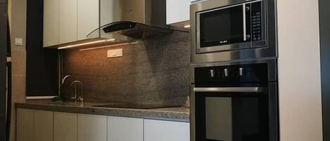 Suíte estúdio superluxo, 3 quartos, vista para a piscina | Cozinha privada | Geladeira grande, micro-ondas, fogão, lava-louças