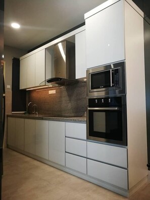 Luxury Studio Suite, 3 Bedrooms, Pool View | Private kitchen | Full-size fridge, microwave, oven, dishwasher - Casa Blanca Guest House (Malacca City)