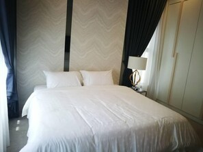 Luxury Studio Suite, 3 Bedrooms, Pool View | Free minibar items, free WiFi - Casa Blanca Guest House (Malacca City)