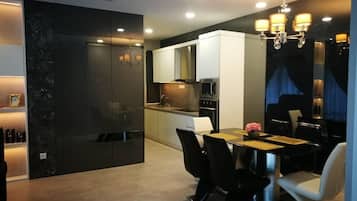 Luxury Studio Suite, 3 Bedrooms, Pool View | Living area