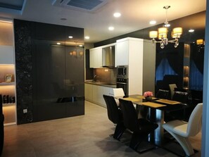 Luxury Studio Suite, 3 Bedrooms, Pool View | Living area