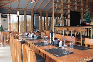 Breakfast, lunch, dinner served; seafood, sea views 