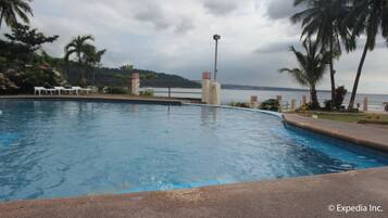 Kolam renang outdoor, dengan kursi berjemur