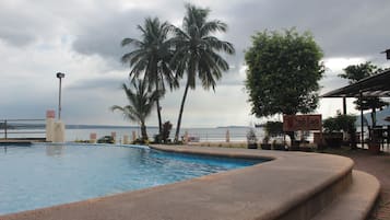 Piscine extérieure, chaises longues