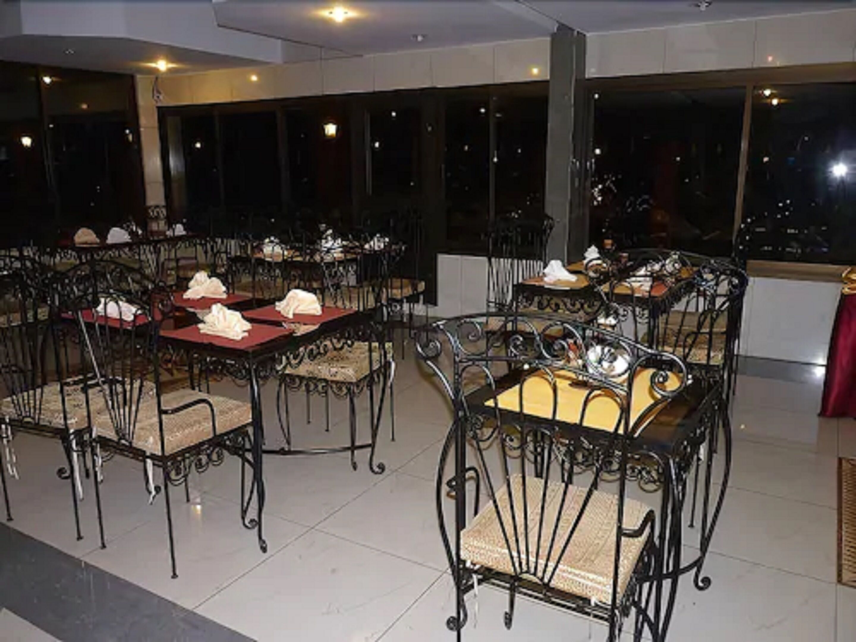 2 restaurants; breakfast, lunch and dinner served 