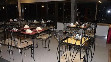 2 restaurants; breakfast, lunch and dinner served
