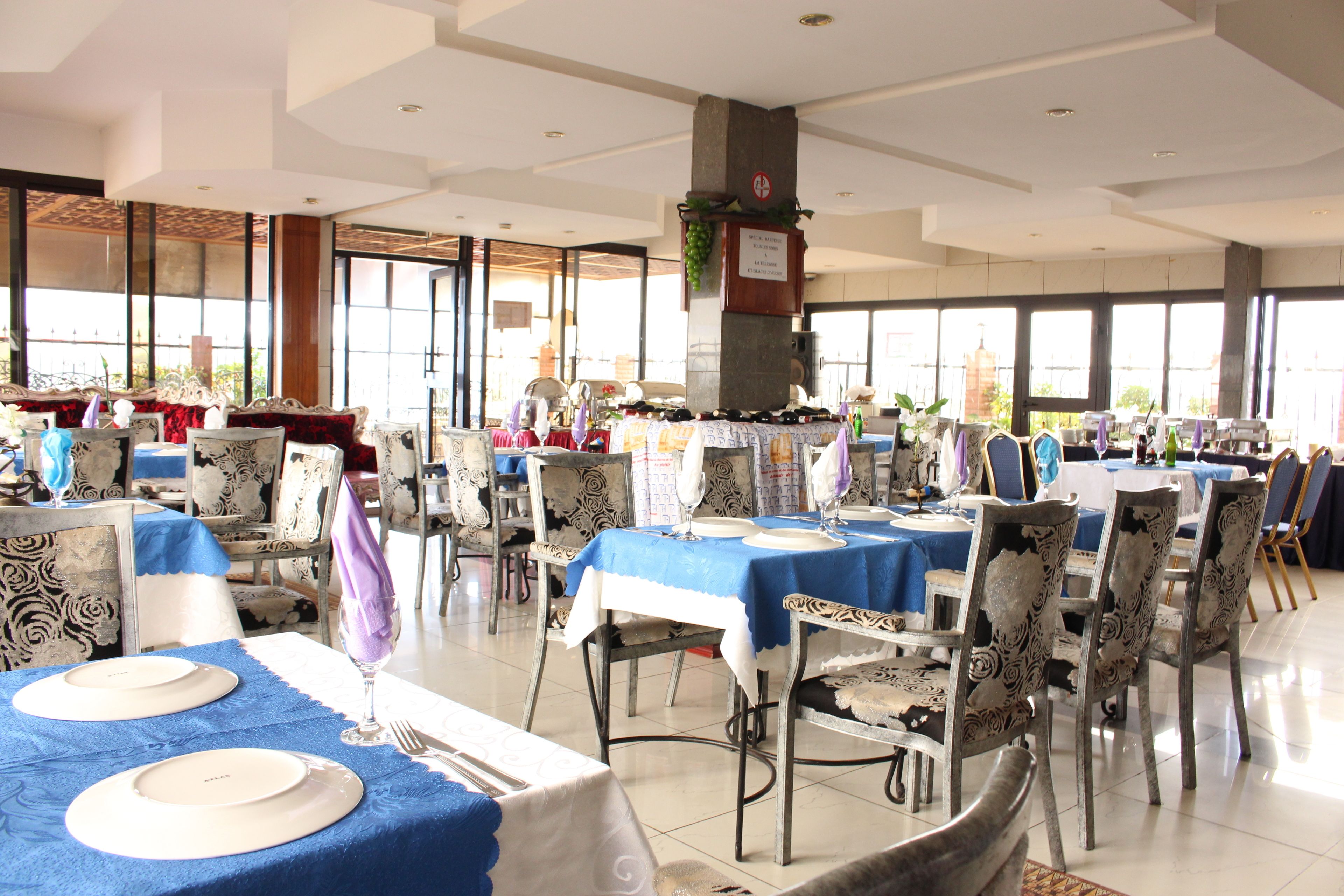 2 restaurantes; se sirven desayunos 