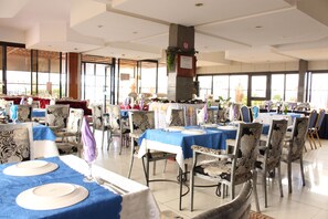 2 restaurants, breakfast served