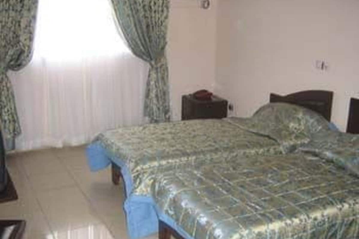 Twin Room | Peti besi dalam bilik, dilengkapkan perabot secara berasingan, meja
