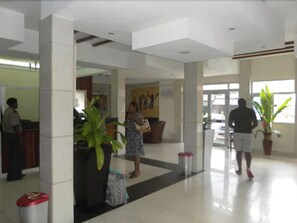 Interior entrance - Tou'Ngou Hotel (Yaoundé)