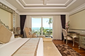 Deluxe avec bain Ă remous, bord de plage | Minibar, coffre-fort pour ordinateur portable, ameublement unique