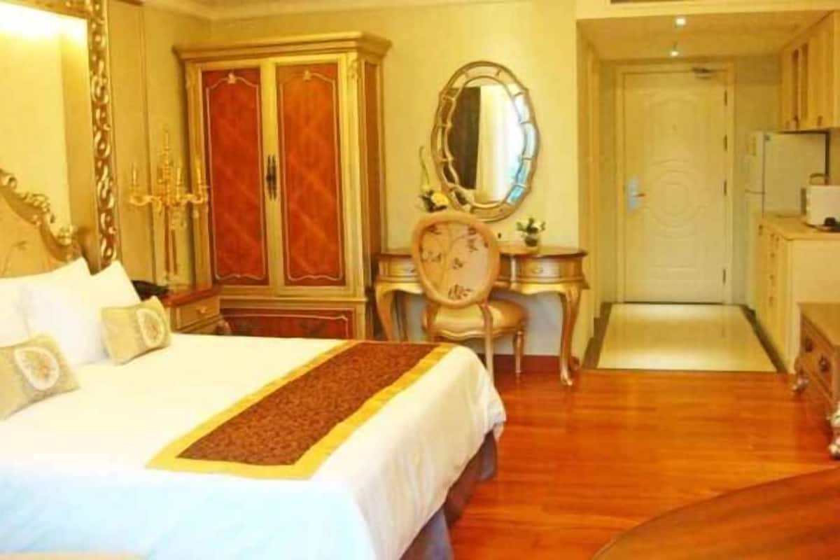 Minibar, in-room safe, individually furnished, desk