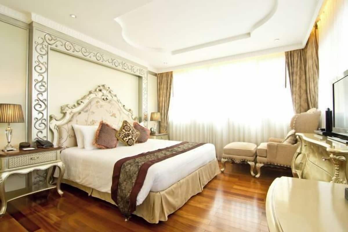 Minibar, in-room safe, individually furnished, desk