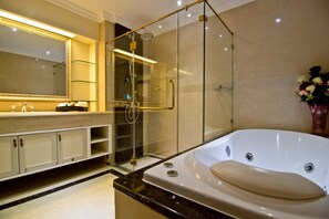 Deluxe-Zimmer, Strandseite, Whirlpool | Badezimmer | Badewanne und Dusche (separat), Regendusche, kostenlose Toilettenartikel