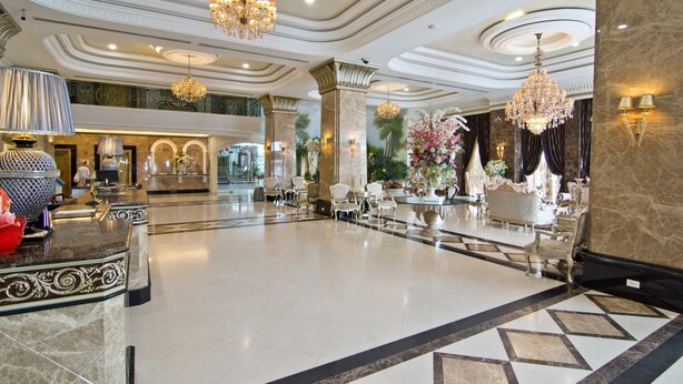 A spacious lobby with high ceilings, chandeliers, and elegant furniture. - LK The Empress Pattaya (Pattaya)