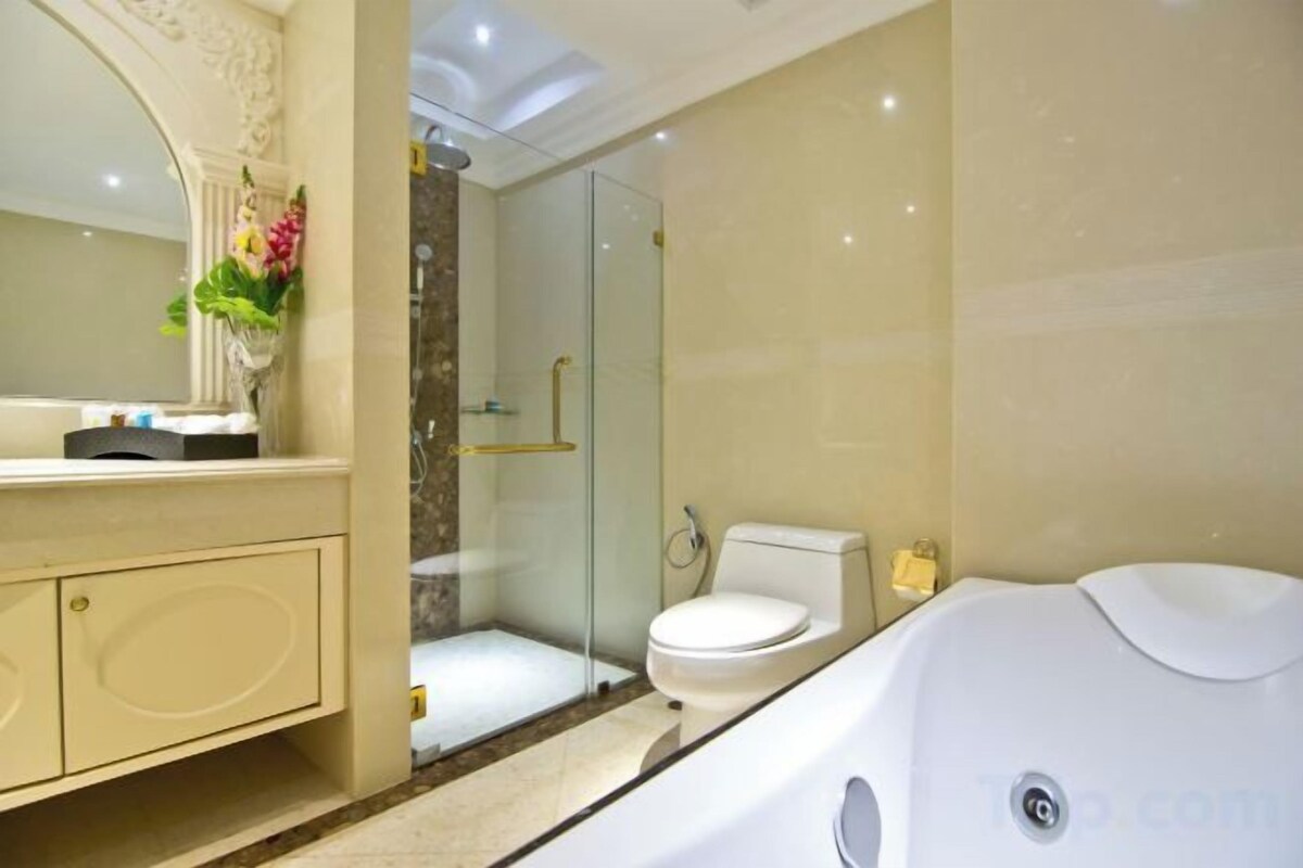 Badezimmer | Badewanne und Dusche (separat), Regendusche, kostenlose Toilettenartikel