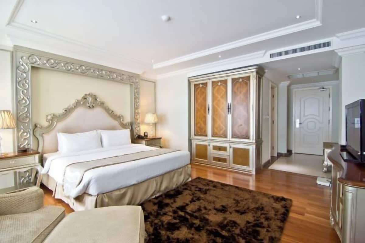 Minibar, in-room safe, individually furnished, desk