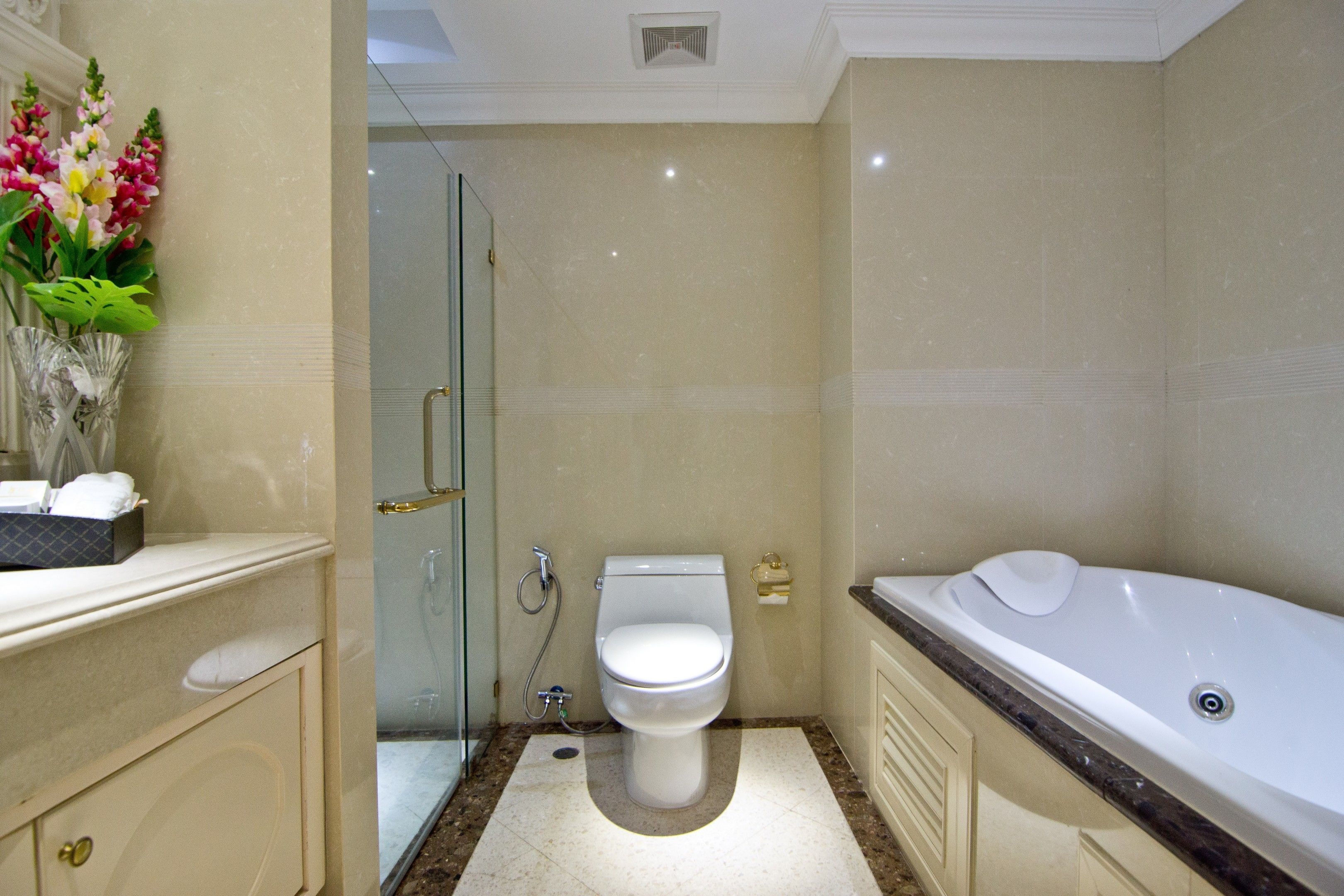 A bathroom with a toilet, shower, and bathtub.