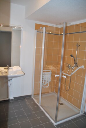Apartment, 1 Bedroom | Bathroom | Bathtub, towels - Résidence Le Virginia by Popinns (Grasse)