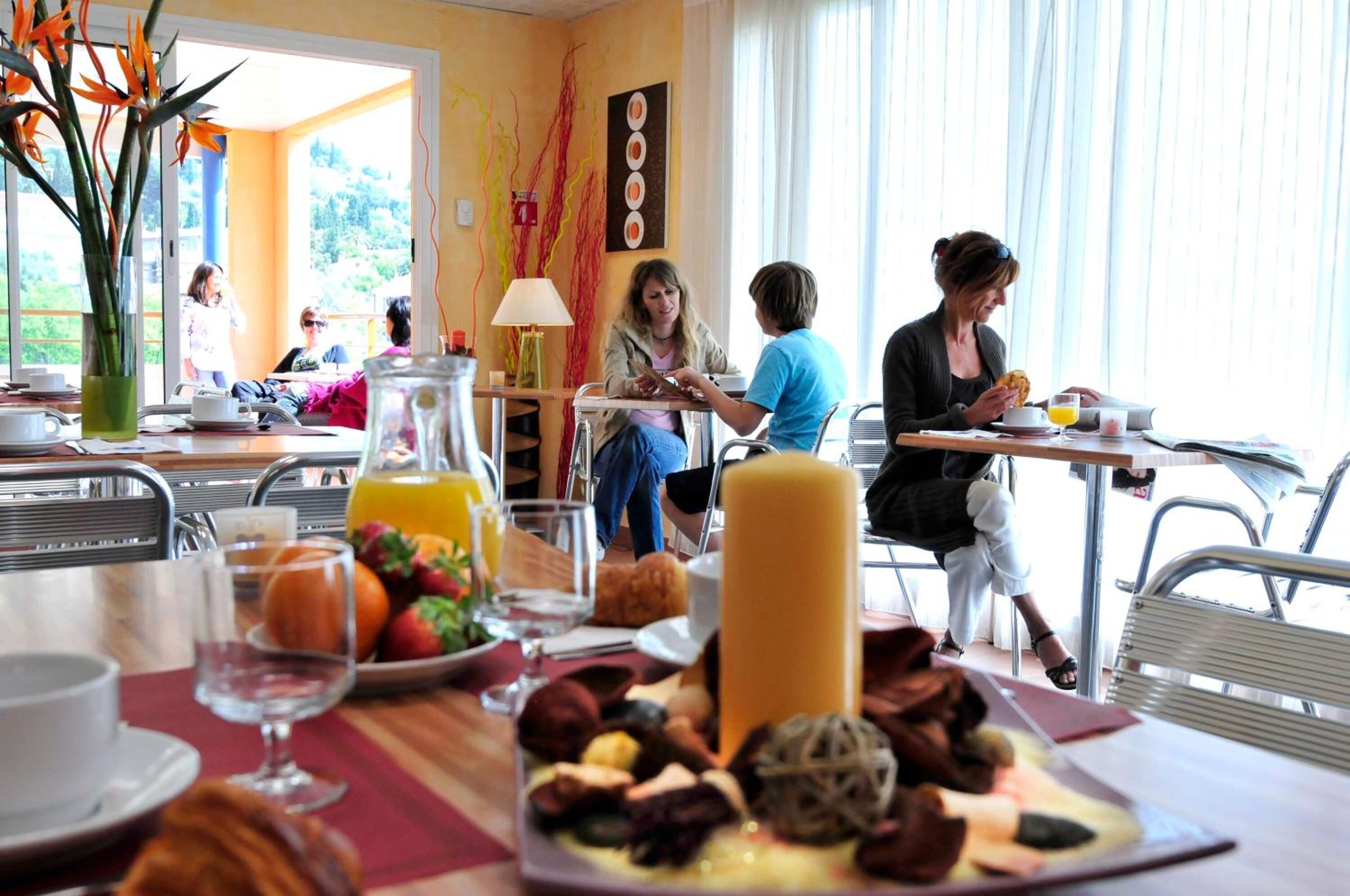 Réfrigérateur, four, plaque de cuisson, bouilloire électrique