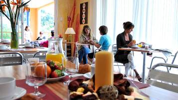 Fridge, oven, stovetop, electric kettle