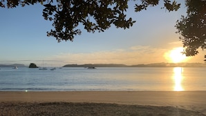 Beach - Peppertree Lodge - Hostel (Paihia)