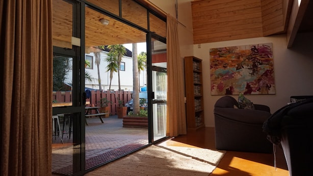 Interior entrance - Peppertree Lodge - Hostel (Paihia)