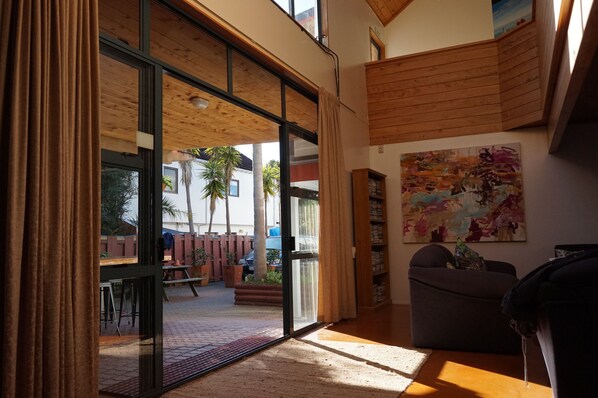 Interior entrance - Peppertree Lodge - Hostel (Paihia)