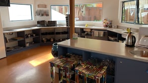 Shared kitchen - Peppertree Lodge - Hostel (Paihia)