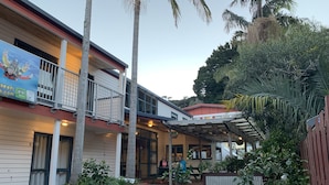 Courtyard - Peppertree Lodge - Hostel (Paihia)