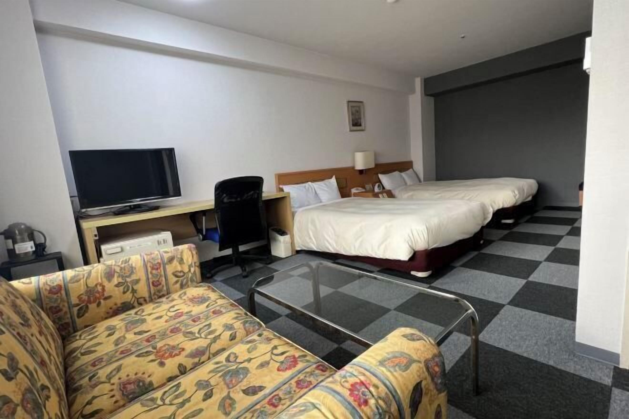 Escritorio, tabla de planchar con plancha, wifi gratis y ropa de cama 